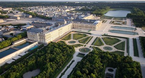 Structurae [en]: Aerial view of the Palace of Versailles, France