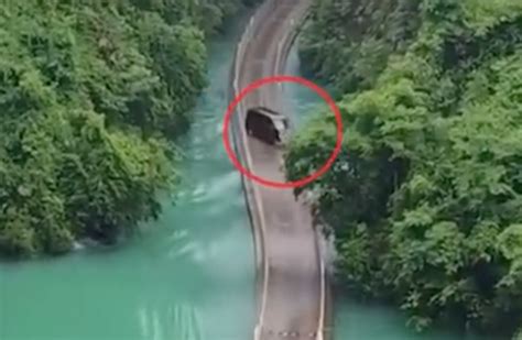 5 Dead After Car Veers off ‘Wanghong’ Bridge in Central China ...