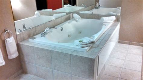 Hotels In Wichita Ks With Jacuzzi Tubs In Room : Discount 85% Off Holiday Inn Express Hotel ...