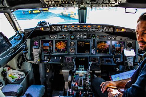 Boeing 737-800 Ryanair Cockpit - a photo on Flickriver