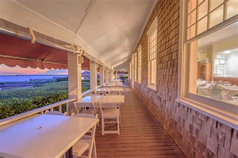 A bayfront Hampton Bays inn & restaurant lists for $4.75M - Curbed Hamptons