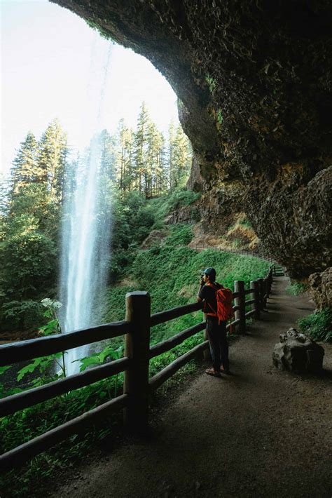 8 Incredible Walk Behind Waterfalls in Oregon - The Mandagies