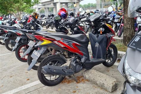 Foto : Parkir Motor di Bandara Soetta Bayar Rp 600.000, Simak Rincian Tarifnya