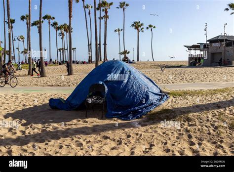 Homeless people venice beach hi-res stock photography and images - Alamy