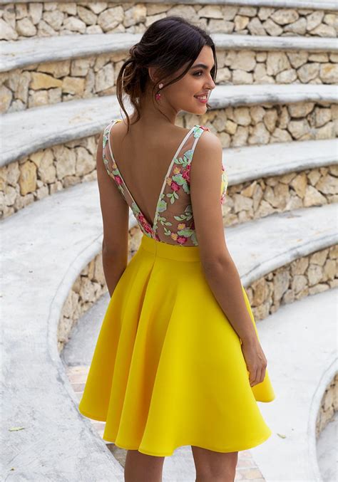 Pasión por el Amarillo | Homecoming dresses short, Yellow party dresses, Classy evening gowns