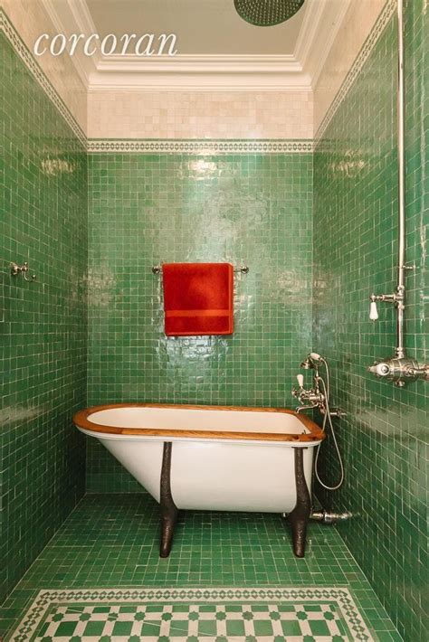 A Colorful, Twee NYC Apartment Any Auteur Would Love | Idée salle de bain, Interieur maison ...