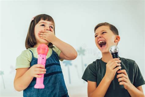 Retrato De Niños Felices Cantando Karaoke a Través Del Micrófono En ...