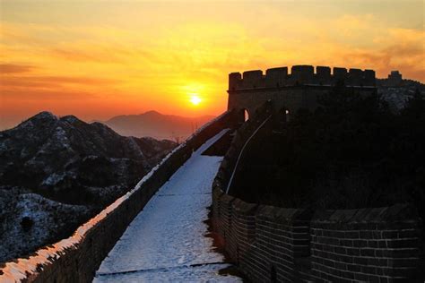 Wondrous winter sunrise and sunset at Jinshanling Great Wall(2/8)