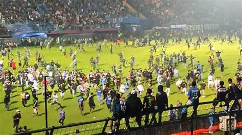 Death toll in stampede to exit Indonesian soccer match climbs to 174 ...