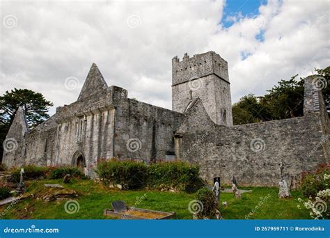 Muckross Abbey and Cemetery in Killarney National Park, Ireland, Ring ...