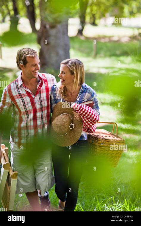 Couple and picnic basket hi-res stock photography and images - Alamy