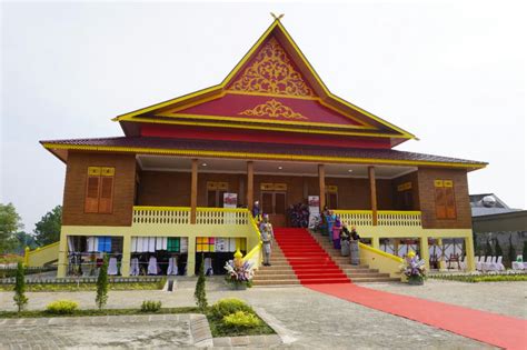 OK Nizami Terkejut, Unirab Bangun Rumah Adat Melayu - Laman Riau