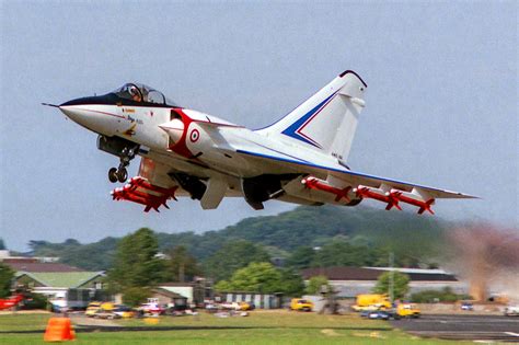 Dr Ron on Twitter: "#FirePowerFriday Dassault Mirage 4000 take-off at Farnborough Air Show. @c ...