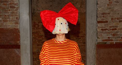 Sia Wears a Giant Bow & Polka-Dotted Face Mask in Venice | 2015 Venice ...