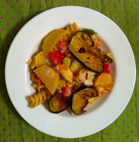 Fusilloni al pesto trapanese fatto in casa, con patate e melanzane fritte e scaglie di mandorle ...