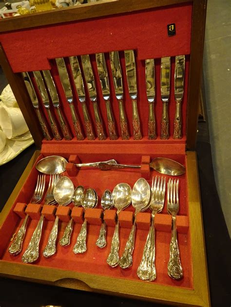 Kings Pattern canteen of cutlery in silver plate by Newbridge