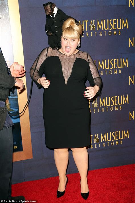 Rebel Wilson plays with Crystal The Monkey at Night At The Museum ...