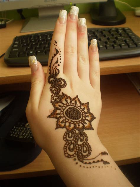 Back Hand Eid Mehndi Designs - Crayon