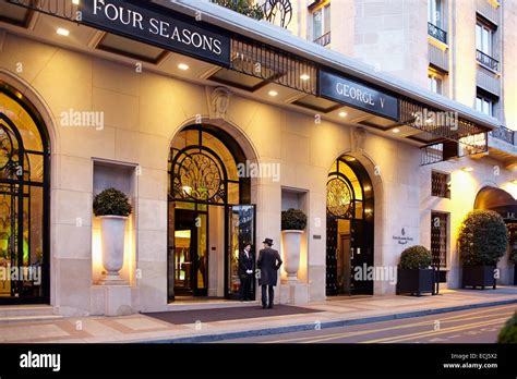 France, Paris, l'Avenue Georges V, l'hôtel Four Seasons George V Photo Stock - Alamy