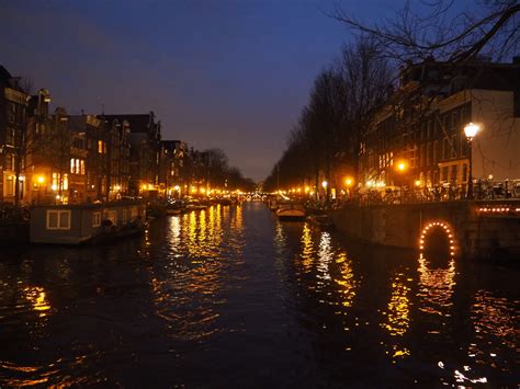 The canals of Amsterdam by night - Tiny Travelogue