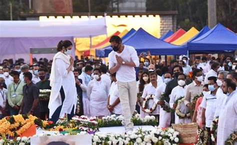 At Lata Mangeshkar's Funeral: Shah Rukh Khan, Aamir Khan, Ranbir Kapoor, Vidya Balan