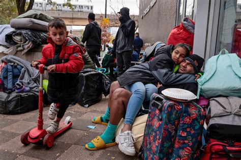 Chicago scrambles to house migrants as winter approaches