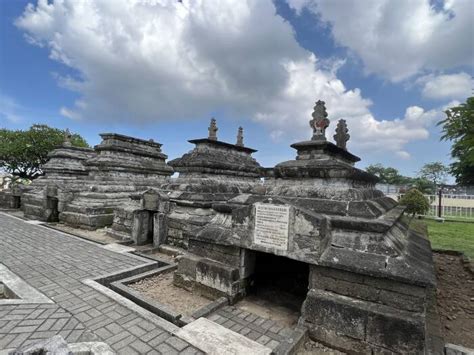 Uniknya Makam Sultan Hasanuddin yang Berundak-undak Seperti Candi, Ternyata Ini Maknanya - News+ ...