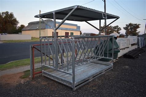 Lot 79 - Hay feeder with roof | AuctionsPlus