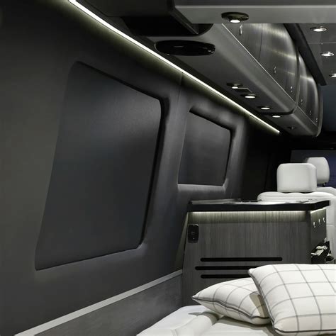 Features | Interstate Lounge EXT | Touring Coaches | Airstream