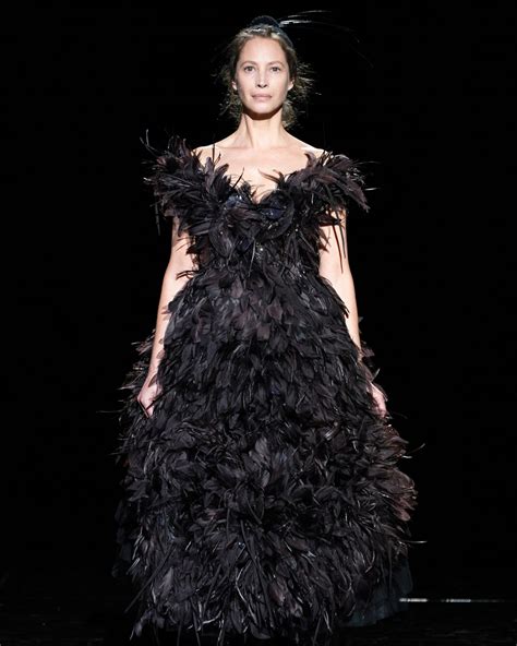 Is Our Centuries-Long Obsession With the Feather Fashion Trend About Freedom or Insanity ...