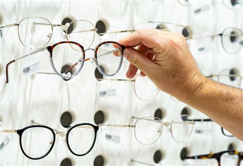 How To Buy The Right Eyeglasses Based On Your Face Shape | A Man’s Guide To Wearing Glasses