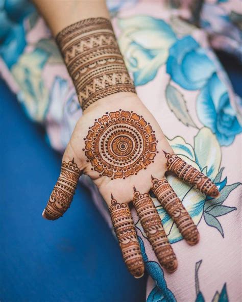 Innovative Circle Front Hand Bridal Mehndi Designs - Front Hand Bridal ...