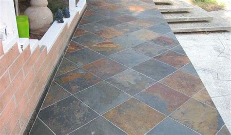 Slate floor tiles in earthly tones for hardscape designing