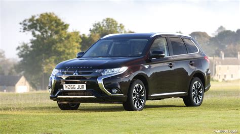 2017 Mitsubishi Outlander Plug-In Hybrid EV (UK-Spec) - Front Three-Quarter | Caricos