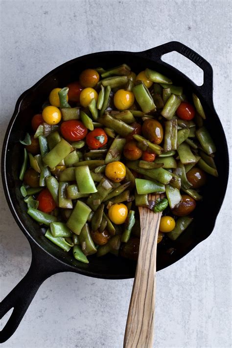 Italian Flat Green Beans Recipe (with Tomatoes and Garlic) - CucinaByElena