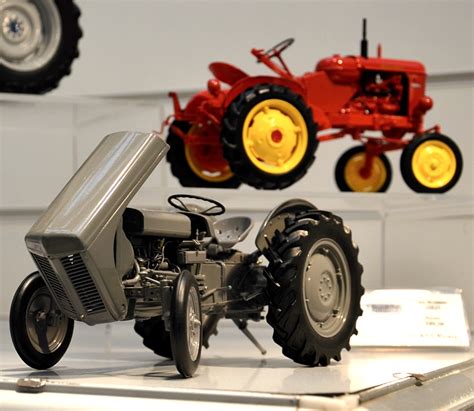 Scale Model News: MORE SUPER-SIZE MODELS: DOWN ON THE FARM WITH 1:16 ...