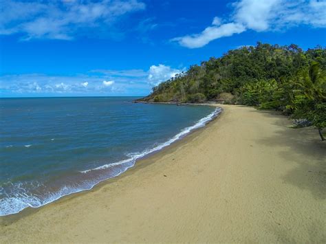 Click like or comment if you wish you were here today! www.roydon.com.au #trinitybeach #cairns # ...