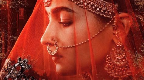 Alia Bhatt looks majestic in 'Kalank' new poster! | Movies News | Zee News