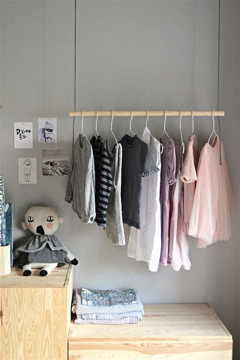 Hang on! With this DIY hanging clothes rack - DIY home decor - Your DIY Family