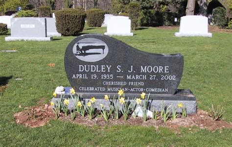 Dudley Moore (1935 - 2002) - Find A Grave Photos | Famous graves, Famous tombstones, Grave memorials