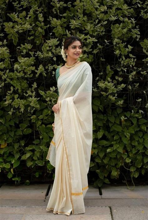 Keerthy Suresh redefines elegance in a kasavu saree for Onam 2021!