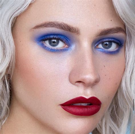 Blue eyeshadow and red lipstick | Blue eyeshadow, Red eyeshadow, Beauty