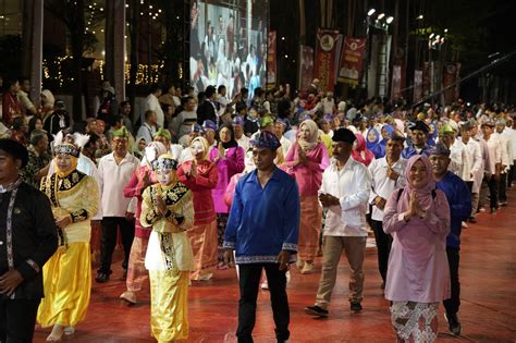 Baju Adat Ternate Hiasi Acara Karnaval dan Pawai Budaya di Makassar ...