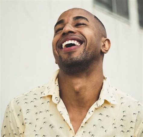 8 Ways to Make a Guy Laugh (While Still Being Attractive)