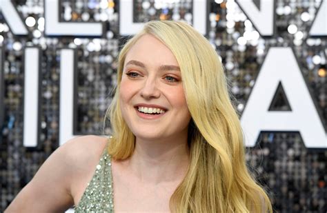 Dakota Fanning Wore the Weirdest Accessories in the 'Twilight' movies