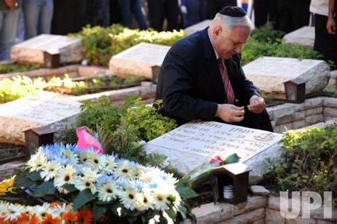 Photo: Israeli PM Netanyahu visits brother's grave in Jerusalem ...