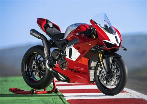 Ducati Panigale V4 R: 240 CV in assetto pista e limitatore a 16.500 giri