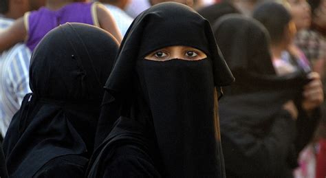 Understanding the Burqa: History, Meaning, and Controversy - In Fashioner