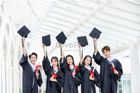 University Graduates Holding A Certificate Picture And HD Photos | Free Download On Lovepik