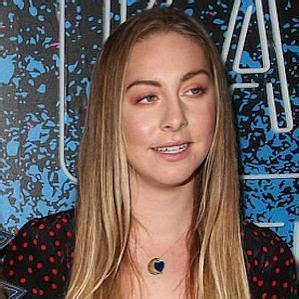 Este Haim Boyfriend 2024: Dating History & Exes - CelebsCouples